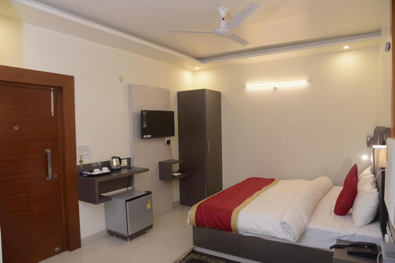Hotel Le Cypress Bareilly Buitenkant foto