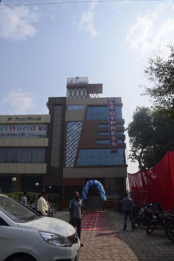 Hotel Le Cypress Bareilly Buitenkant foto
